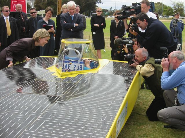 2001-10-15-Official-Launch_21-Paparazzi.jpg